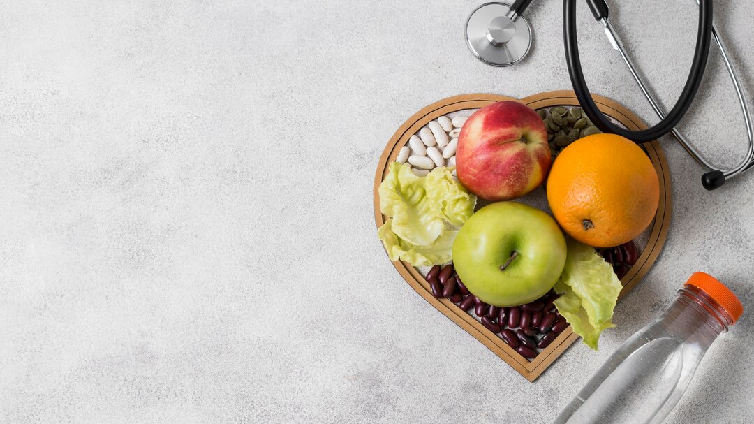 Makanan sehat untuk diabetes dengan sayuran segar dan buah-buahan