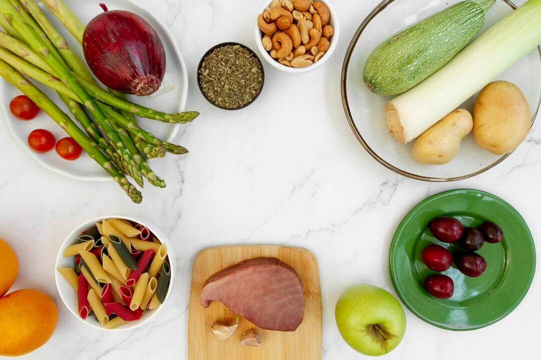 Piring makanan sehat seimbang dengan sayuran, protein dan biji-bijian untuk penderita diabetes